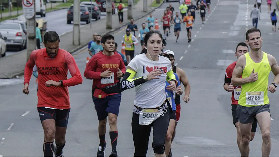 Corredores de diferentes idades participam de uma corrida de rua em Curitiba