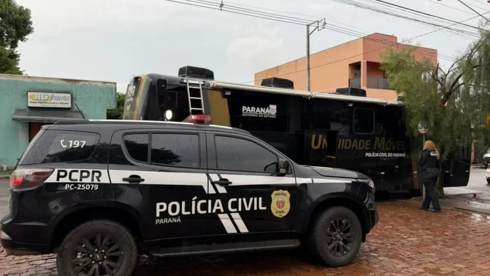 Viaturas e unidade móvel da Polícia Civil do Paraná durante operação relacionada à investigação sobre possíveis irregularidades no abastecimento de veículos públicos.