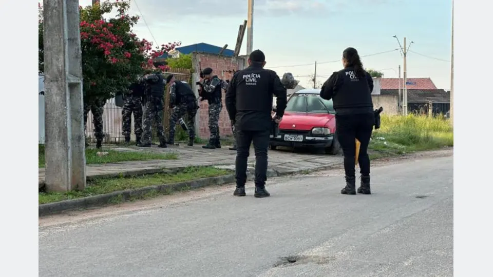 Policiais civis durante operação contra investigados por homicídios no bairro Abranches, em Curitiba.