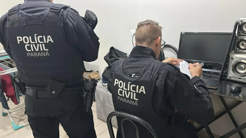 Fotografia divulgada pela Polícia Civil sobre operação que investiga suspeitas de uso irregular de máquinas públicas em Terra Rica, no Paraná.