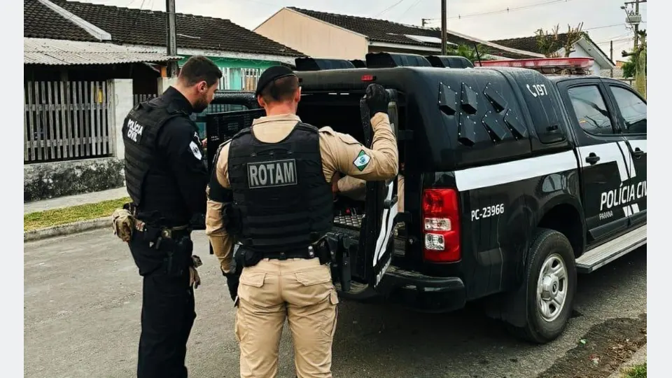 Registro da operação da Polícia Civil e da Polícia Militar em Irati, no Paraná, que resultou em dois presos e apreensão de drogas nos bairros Vila São João e Vila Matilde.