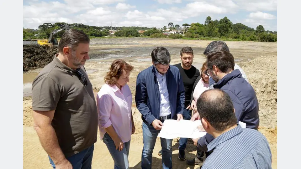 Técnicos do BNDES e do Instituto de Pesquisa e Planejamento Urbano de Curitiba durante visita a áreas previstas para projetos de resiliência climática.