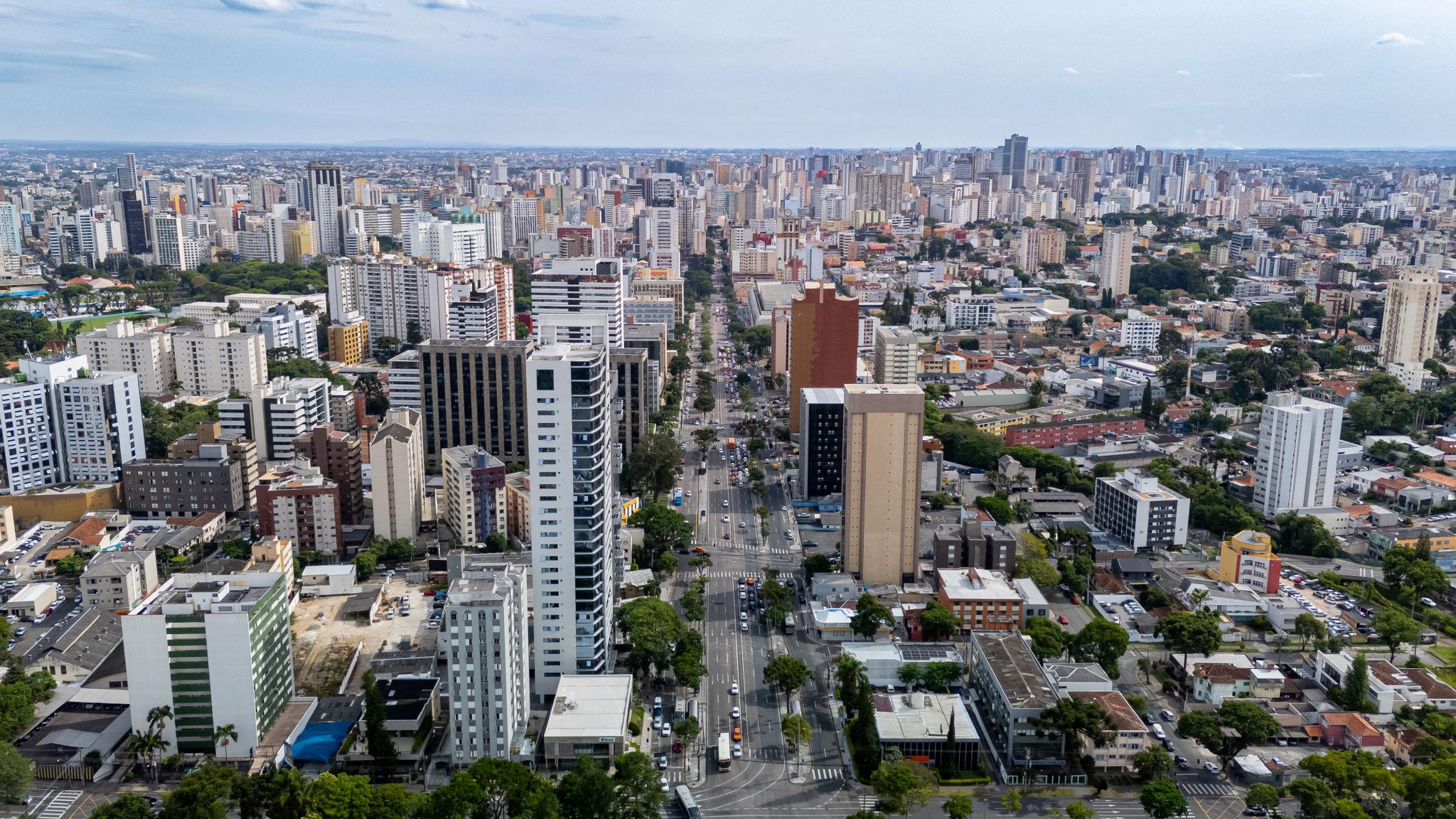 Vista aérea de prédios e ruas de Curitiba, cidade que lançou edital para testar até dez projetos inovadores pelo programa Sandbox.CWB.