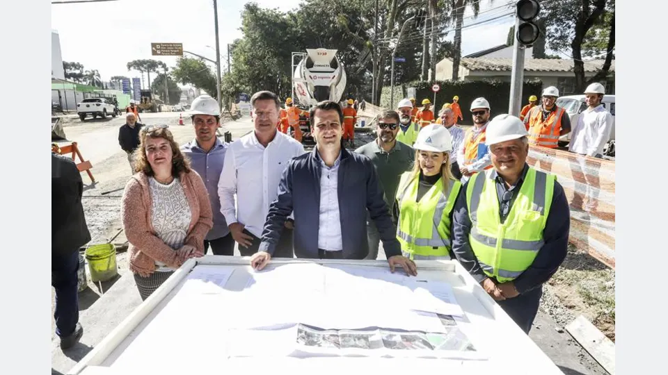 Trecho da Rua Dr. Roberto Barrozo, em Curitiba, com barreiras de proteção e obras de pavimentação do Novo Inter 2, fotografado em outubro de 2026.