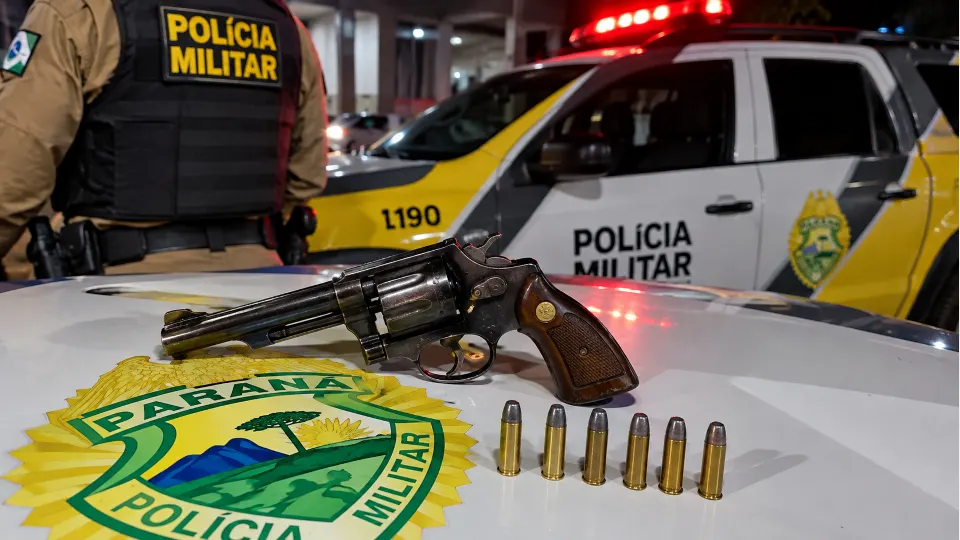 Ilustração de revólver e munições diante de uma viatura da Polícia Militar do Paraná.