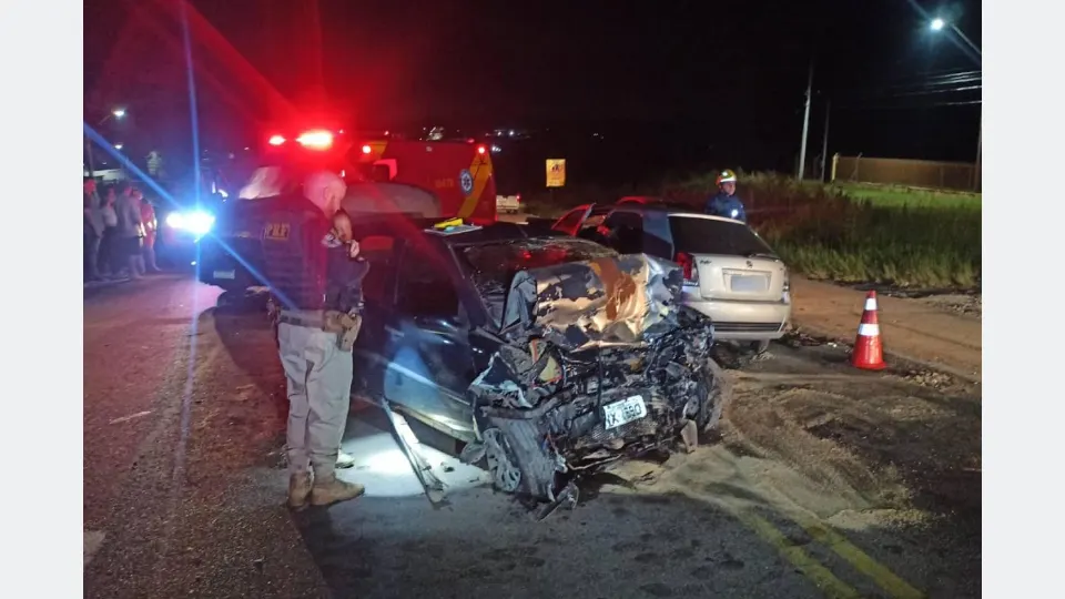 Acidente entre motocicleta e carro na BR-476 em Araucária, onde motociclista de 21 anos morreu