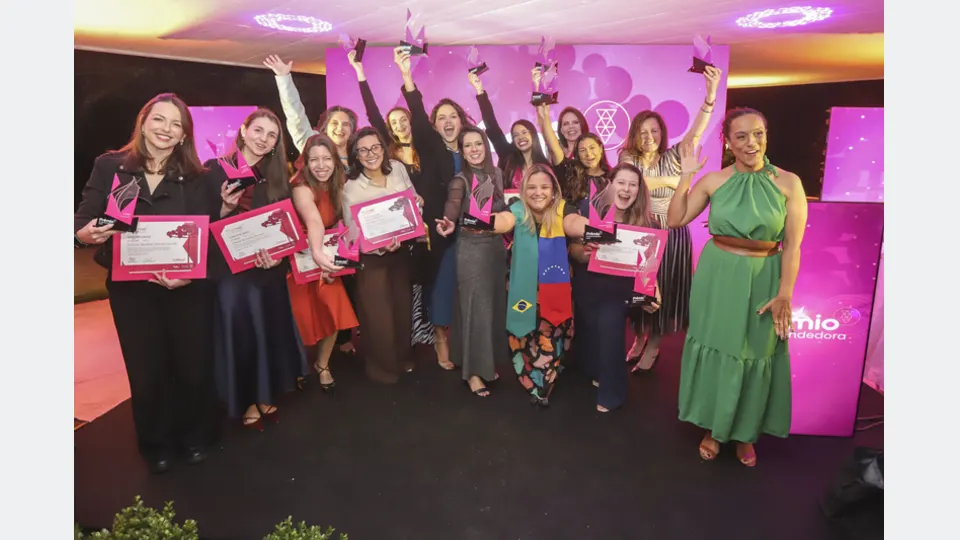 Mulheres empreendedoras posam com troféus e certificados durante cerimônia de premiação no Museu Oscar Niemeyer, em Curitiba.