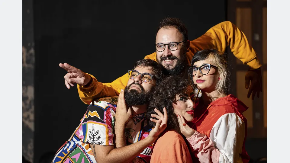 Artistas em cena no espetáculo Sinal de Vida, apresentado na programação da Mostra Claudete Pereira Jorge em Curitiba.