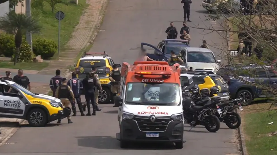 Policiais militares e ambulância do Samu durante ocorrência com criança mantida refém em Fazenda Rio Grande, na Região Metropolitana de Curitiba.