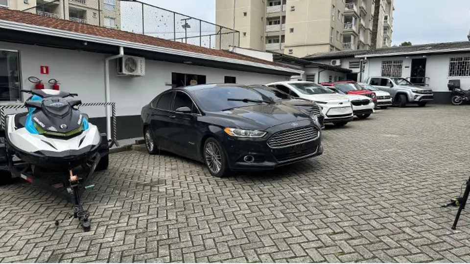 Operação da Polícia Civil em Maringá investiga fraude de R$ 6,2 milhões e resulta na apreensão de veículos, armas e dinheiro.