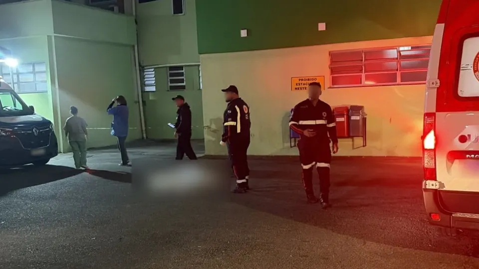Equipes de atendimento em frente ao Hospital do Trabalhador após a chegada de homem baleado em Curitiba.