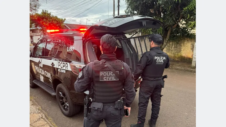 Registro fotográfico oficial da operação policial realizada em Arapongas, no Paraná, em 28 de outubro de 2026, que resultou na prisão de 13 pessoas.