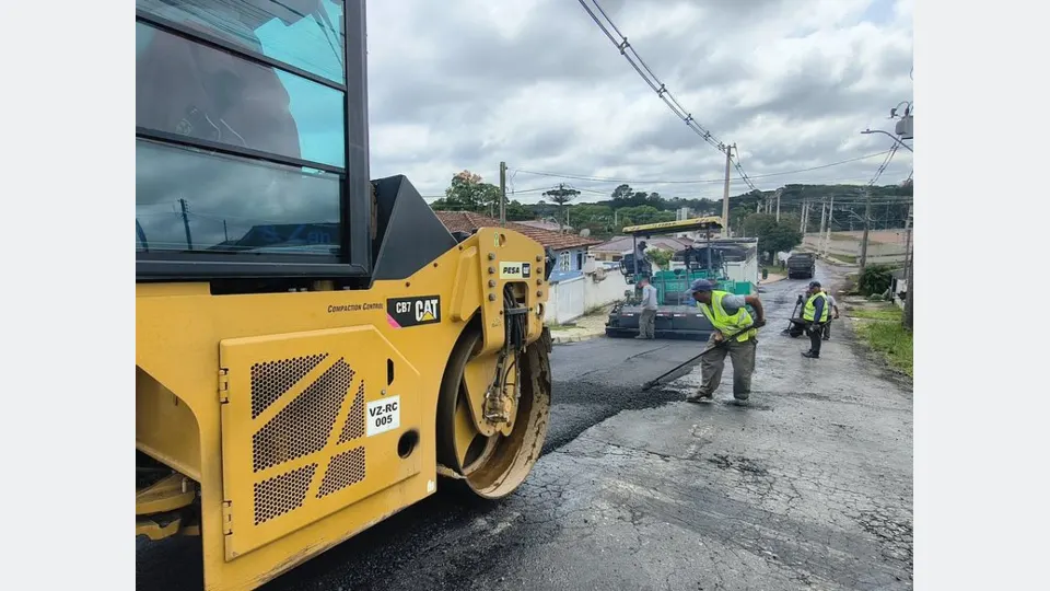 Rolo compactador e trabalhadores durante obra de recuperação do pavimento asfáltico no bairro Contenda, em São José dos Pinhais.