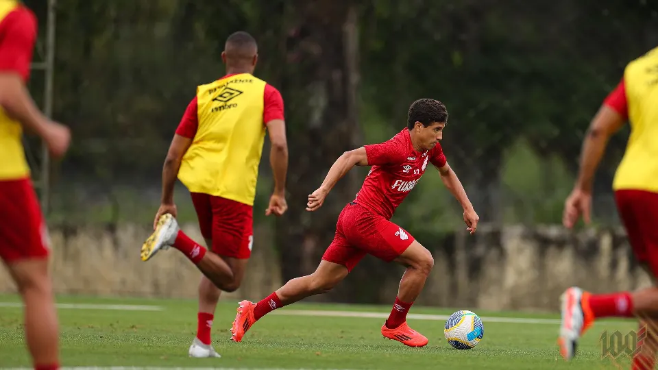 Jogadores do Athletico Paranaense durante preparação para enfrentar o Vitória pelo Campeonato Brasileiro de 2026.