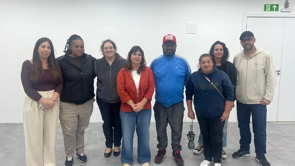 Vereadoras e lideranças comunitárias posam para fotografia após reunião sobre o futuro das escolas municipais na Cidade Industrial de Curitiba (CIC).