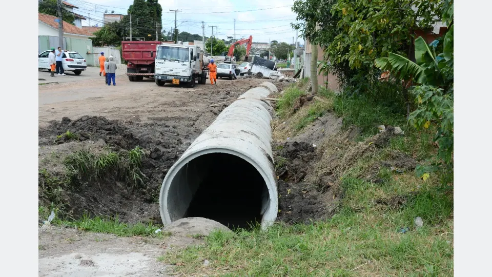 Trecho de via em obras na Regional Boqueirão, em Curitiba.