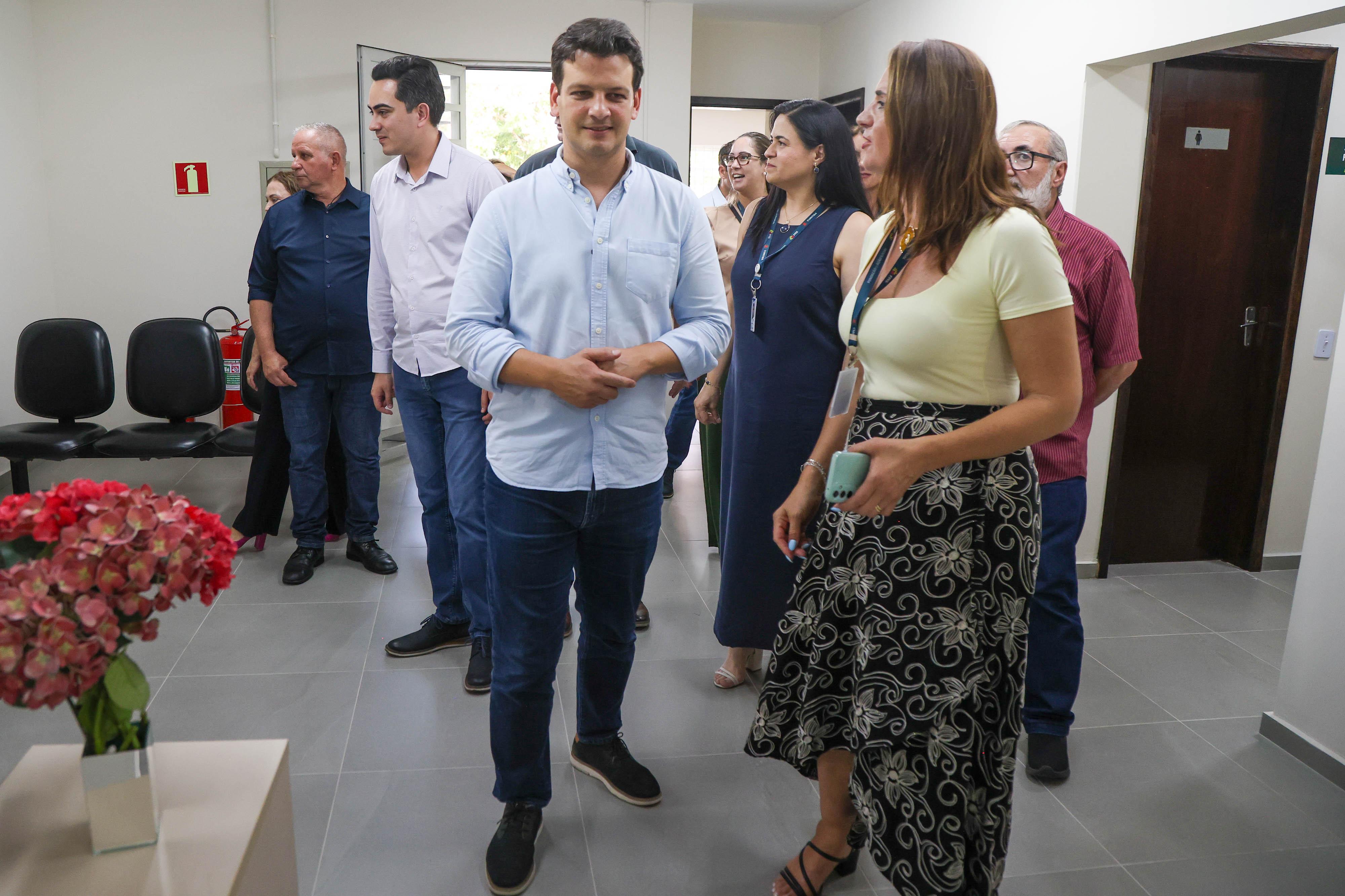 Prefeito Eduardo Pimentel acompanhado de representantes da administração municipal durante visita ao interior do CRAS Corbélia revitalizado, no bairro São Miguel, na CIC, em Curitiba.