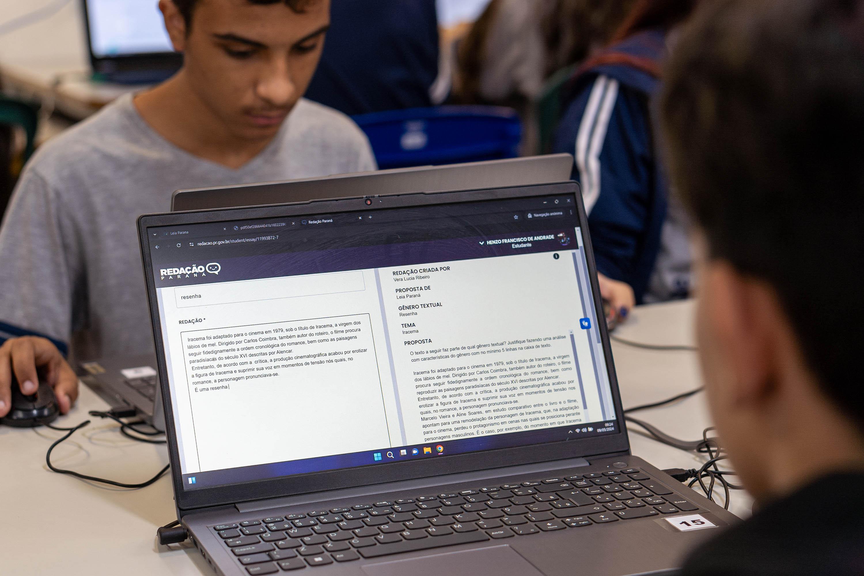 Atividades de preparação de estudantes para a redação do Enem 2026 na rede estadual de ensino do Paraná.