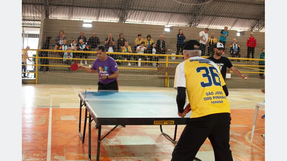 Participantes dos Jogos Municipais da Pessoa Idosa em atividade esportiva na Cidade Industrial de Curitiba.