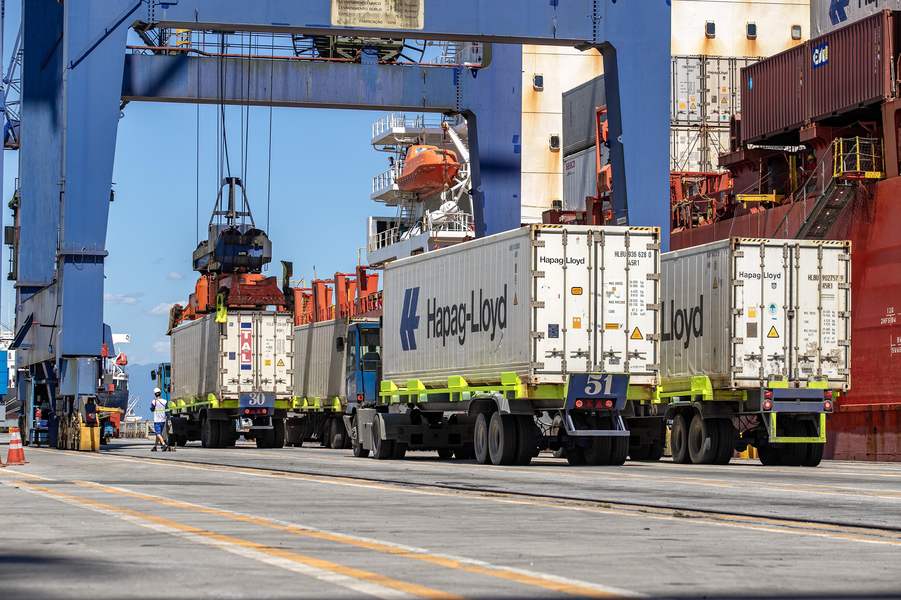 Estrutura do Porto de Paranaguá, no Paraná, utilizada na movimentação de cargas destinadas ao comércio internacional.