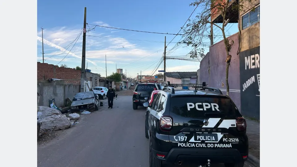 Imagem relacionada à reportagem Forças de segurança apreendem mais de 20 celulares e produtos clandestinos em Curitiba