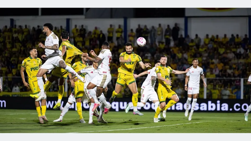 Com um a mais, Mirassol vence e complica Internacional no Brasileirão