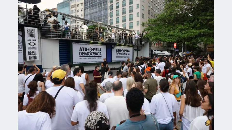 Rio de Janeiro (RJ), 18/10/2026 - Ato pela Democracia com participação de dezenas de artistas que apoiam a reeleição do presidente da República Luiz Inácio Lula da Silva, na orla de Copacabana. Foto: Rovena Rosa/Agência Brasil