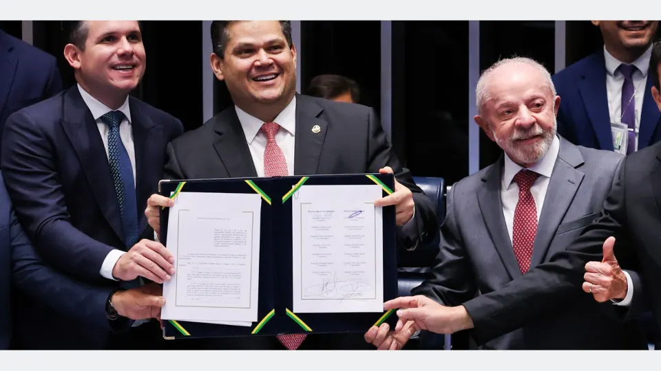 Brasília – DF – 16/10/2026 -O presidente do Senado, Davi Alcolumbre, Presidente da Câmara dos Deputados, Hugo Motta e Presidente, Luiz Inácio Lula da Silva, durante promulgação da Proposta de Emenda à Constituição (PEC 221), que acaba com a escala um dia de descanso a cada seis de trabalho no país, a escala 6x1. Lula Marques/Agência Brasil.