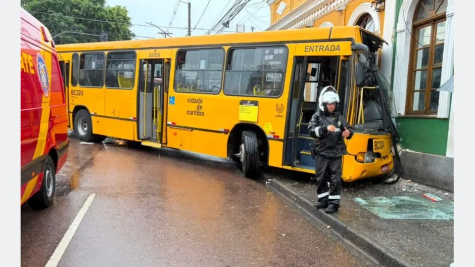Ônibus do transporte coletivo de Curitiba após colisão contra imóvel no bairro São Francisco, com equipe de emergência no local.