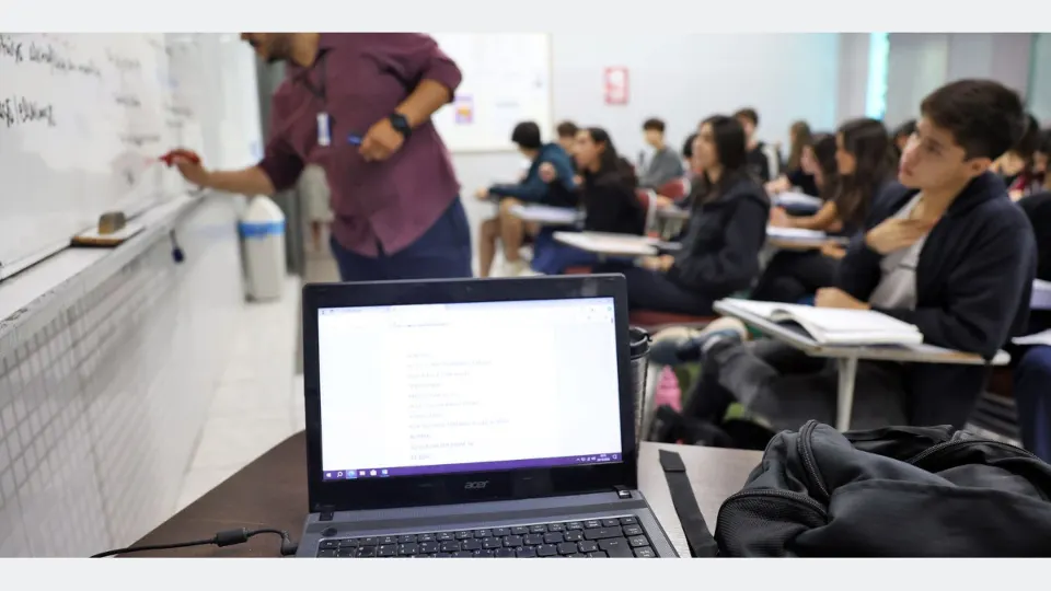 Brasília (DF), 24/10/2024 - Professor do colégio Galois, Samuel Rbeiro Costa, em sala de aula com alunos na preparação nos últimos dias antes da prova do Enem 2024. Foto: José Cruz/Agência Brasil