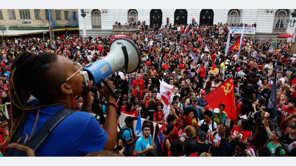 Imagem relacionada à notícia: Estudantes fazem atos pelo país em apoio a Lula
