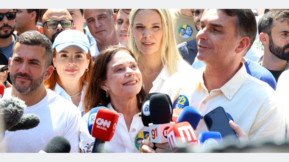 Flávio Bolsonaro diz que vai manter Bolsa Família e Farmácia Popular