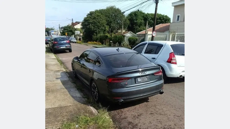 Imagem relacionada à reportagem PMPR apreende carro de luxo com R$ 20 mil em débitos no Capão da Imbuia, em Curitiba