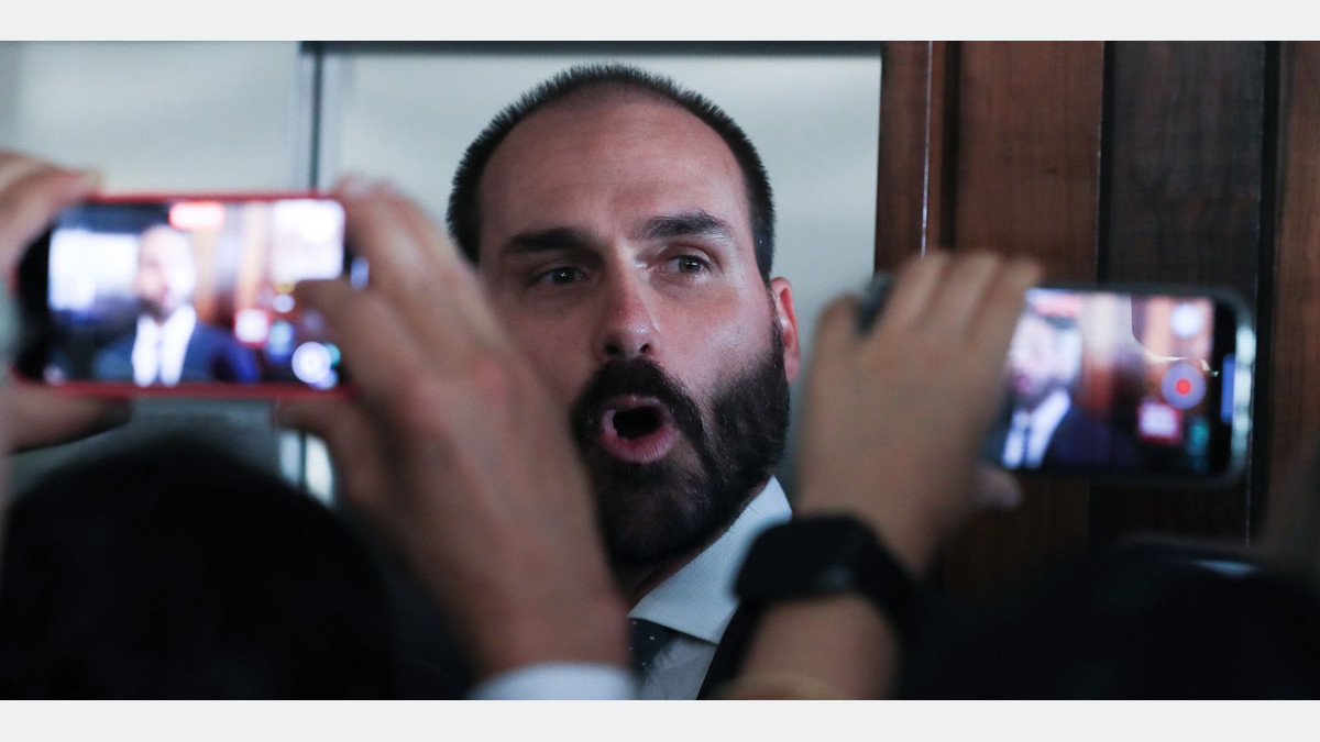 Imagem relacionada à notícia: Eduardo Bolsonaro consta em lista de pena pendente de cumprimento