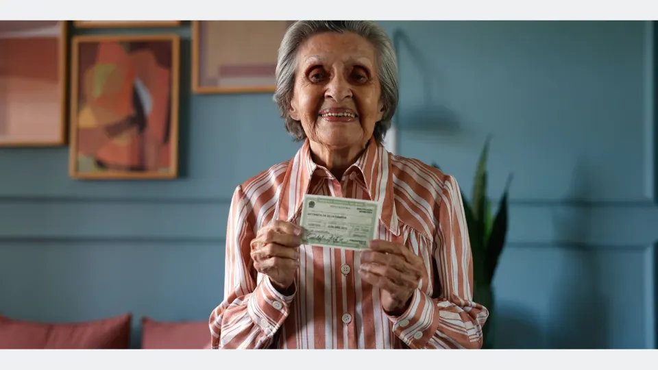 Rio de Janeiro (RJ), 10/07/2026 - Antonieta da Silva Campos, 96 anos, bancária aposentada, exibe seu título de eleitor em sua casa. Foto: Tânia Rêgo/Agência Brasil