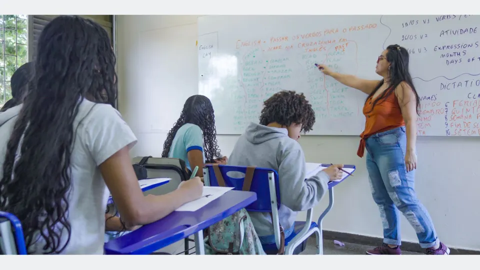 Brasília (DF), 25/06/2026 – Alunos do ensino médio do CED 16, na Ceilândia, aproveitam o segundo semestre letivo para intensificar a preparação em sala de aula visando o Exame Nacional do Ensino Médio (Enem), vestibulares, Programa de Avaliação Seriada (PAS/UnB) e outros processos seletivos de ingresso no ensino superior
Foto: Rafa Neddermeyer/Agência Brasil