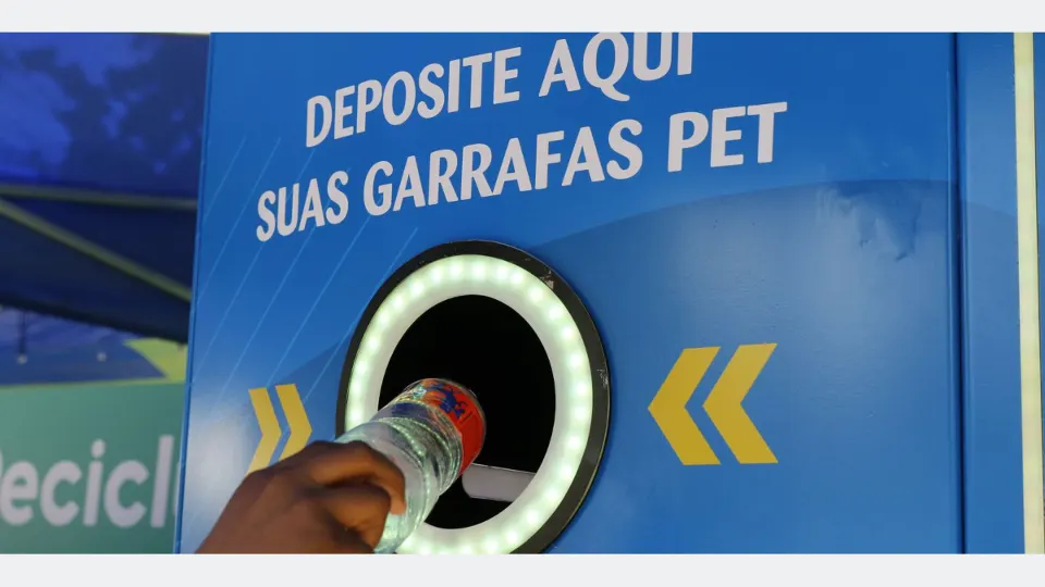 Máquinas coletoras de resídios para reciclagem em ação educativa pelo Dia Mundial do Meio Ambiente no Aterro do Flamengo.