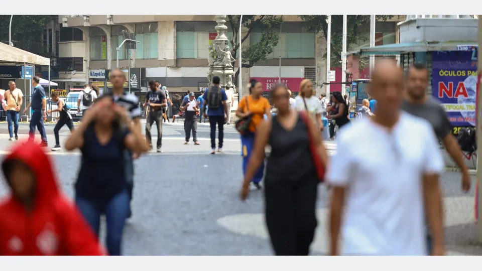 Rio de Janeiro (RJ), 15/10/2026 – Pessoas caminham em rua comercial no centro do Rio de Janeiro Foto: Tomaz Silva/Agência Brasil