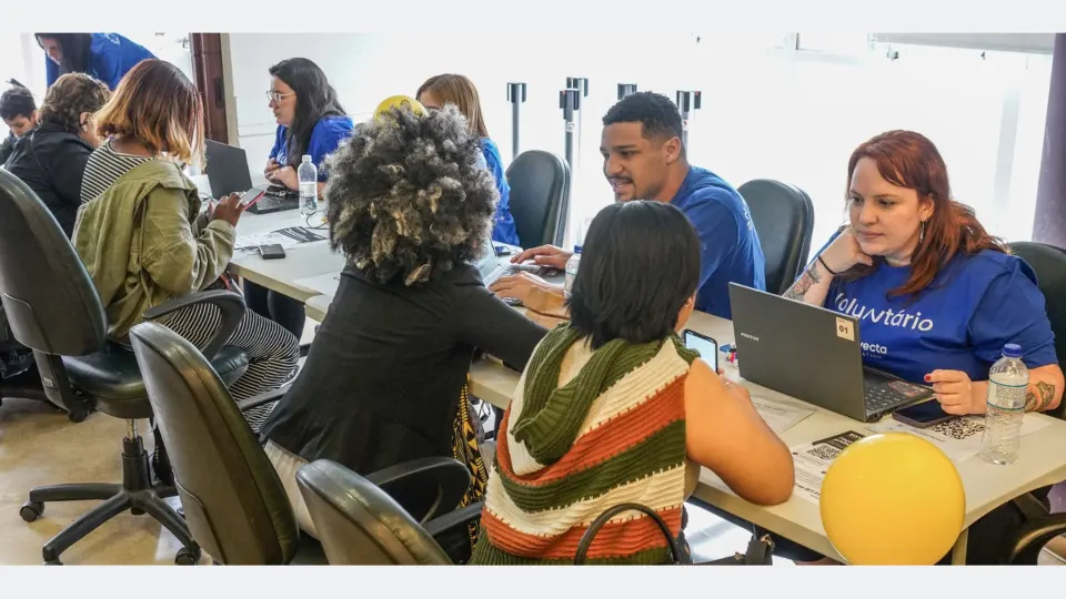 São Paulo 17/10/2026 - Cerca de 100 refugiados e migrantes, de 23 nacionalidades, participam, no Centro de São Paulo, da ação “Conexões que Transformam”. O evento promovido pelo Grupo Mulheres do Brasil, Konecta Brasil e Konecta Foundation reúne workshops de empregabilidade e empreendedorismo, revisão de currículo com tradução automática para o português, apoio à documentação e estações com vagas de emprego, espaço kids e de bem-estar. Foto: Rafa Neddermeyer/Agência Brasil