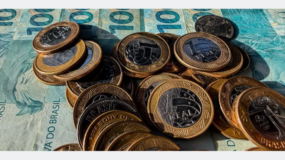 10/07/2026 - Brasília - dinheiro, moeda, real, reais, cédula, cédulas, nota, notas, moeda brasileira, dinheiro brasileiro, inflação, inflação alta, deflação, economia, economia brasileira, mercado, mercado financeiro, finanças, finanças pessoais, orçamento, orçamento doméstico, renda, renda familiar, salário, salário mínimo, remuneração, vencimento, pagamento, poder de compra, custo de vida, custo dos alimentos, aumento de preços, alta dos preços, carestia, desvalorização, valorização, perda do poder de compra, crise econômica, recessão, crescimento econômico, consumo, consumidor, compras, supermercado, cesta básica, despesas, gastos, contas, contas a pagar, boletos, dívida, dívidas, endividamento, inadimplência, poupança, economia doméstica, investimento, investimentos, aplicações financeiras, juros, taxa de juros, taxa Selic, Banco Central, crédito, empréstimo, financiamento, cartão de crédito, débito, PIX, transferência bancária, banco, instituição financeira, orçamento familiar, planejamento financeiro, reserva de emergência, patrimônio, riqueza, patrimônio líquido, capital, capital financeiro, lucro, prejuízo, receita, despesa, balanço financeiro, impostos, tributos, tributação, imposto de renda, arrecadação, arrecadação fiscal, carga tributária, imposto, taxa, tarifas, câmbio, dólar, euro, cotação, câmbio flutuante, desvalorização cambial, valorização cambial, moeda estrangeira, inflação acumulada, índice de preços, IPCA, INPC, IGP-M, poder aquisitivo, renda per capita, desenvolvimento econômico, estabilidade econômica, política monetária, política fiscal, oferta, demanda, produtividade, consumo consciente, educação financeira, planejamento financeiro, equilíbrio financeiro, independência financeira, riqueza, prosperidade, orçamento público, gastos públicos, contas públicas, déficit, superávit, tesouro nacional, moeda forte, moeda fraca, liquidez, circulação de dinheiro, s