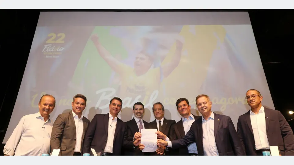 BRASÍLIA/ DF, 08/10/2026 – REUNIÃO GOVERNADORES DA DIREITA – O presidente nacional do Partido Liberal (PL), Valdemar Costa Neto; o candidato à Presidência da República, senador Flávio Bolsonaro (PL/ RJ); e o secretário-geral do PL e coordenador da campanha presidencial, senador Rogério Marinho (PL/ RN), durante reunião com governadores da direita eleitos e reeleitos nas eleições de 2026. O encontro foi realizado no Teatro III do Complexo Brasil 21, em Brasília/ DF. Foto: Beto Barata/ PL.