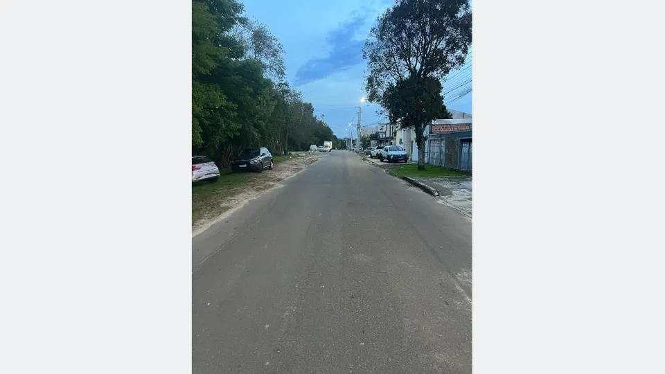 Trecho da Rua Orestes Thá, na CIC, em Curitiba, onde moradores pedem mais sinalização e medidas para reduzir a velocidade dos veículos.