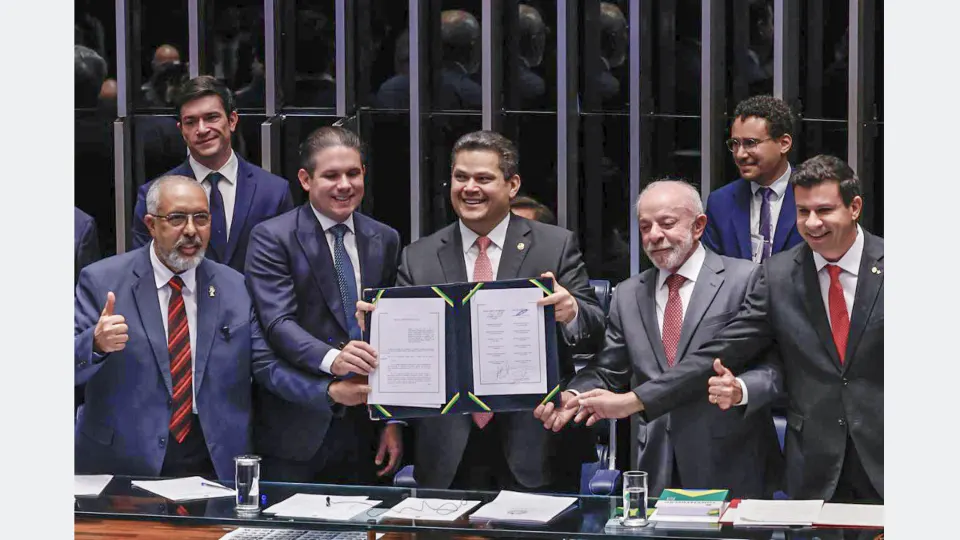 Brasília (DF), 16/10/2026 - Da esquerda para direita, Senador, Paulo Paim, presidente da Câmara dos deputados, Hugo Motta, presidente do Senado, Davi Alcolumbre, Presidente Luiz Inácio Lula da Silva e o deputado, Carlos Veras, promulgam a proposta de Emenda à Constituição (PEC 221), que acaba com a escala um dia de descanso a cada seis de trabalho no país, a escala 6x1.
Foto: Lula Marques/Agência Brasil