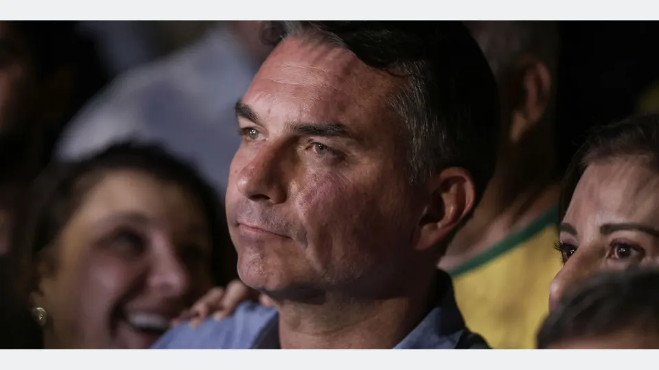 Brasília (DF), 04/10/2026 - Flávio Bolsonaro (PL) fala com jornalistas após a vitória no primeiro turno das eleições de 2026 sobre seu oponente, Luiz Inácio Lula da Silva (PT).
Foto: Joédson Alves/Agência Brasil