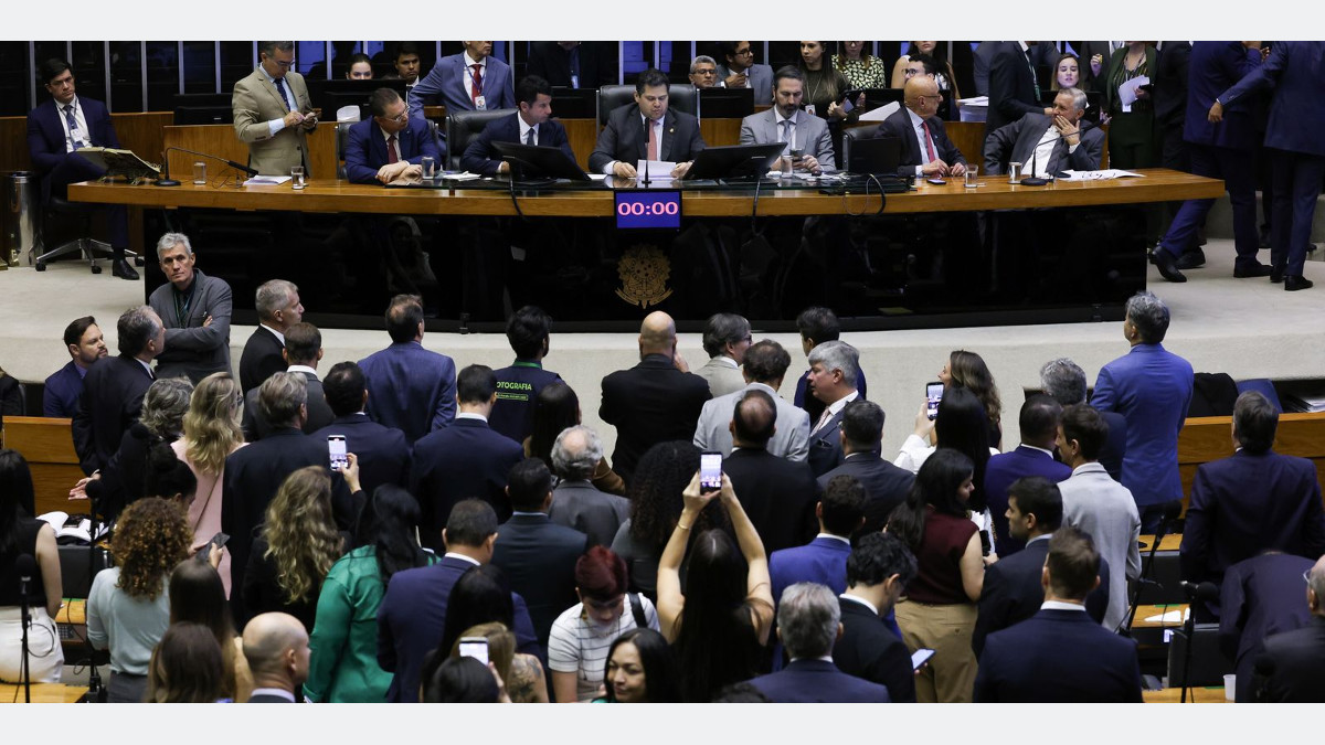 Imagem relacionada à notícia: Alcolumbre marca votação da PEC pelo fim da 6x1 para quarta-feira
