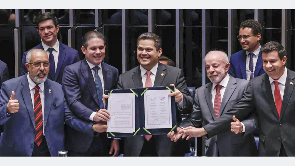 Brasília (DF), 16/10/2026 - Da esuqerda para diretita, Senador, Paulo Paim, presidente da Câmara dos deputados, Hugo Motta, presidente do Senado, Davi Alcolumbre, Presidente Luiz Inácio Lula da Silva e o deputado, Carlos Veras, promulgam a proposta de Emenda à Constituição (PEC 221), que acaba com a escala um dia de descanso a cada seis de trabalho no país, a escala 6x1.
Foto: Lula Marques/Agência Brasil