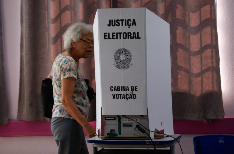 Eleições 2026: especialistas analisam desafios em habitação, saneamento e esporte
