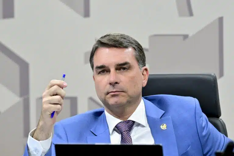 Imagem relacionada à reportagem Assessora de Flávio Bolsonaro negociou emenda a ONG dos irmãos Brazão com miliciano condenado no caso Marielle