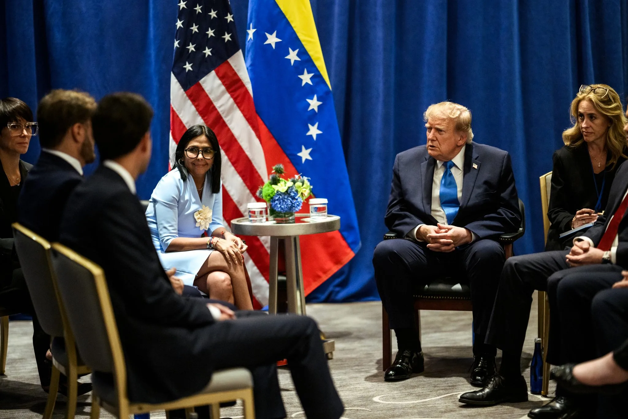Imagem relacionada à reportagem A foto, o gesto e a crítica: nas redes, venezuelanos reagem a encontro de Delcy Rodríguez e Donald Trump