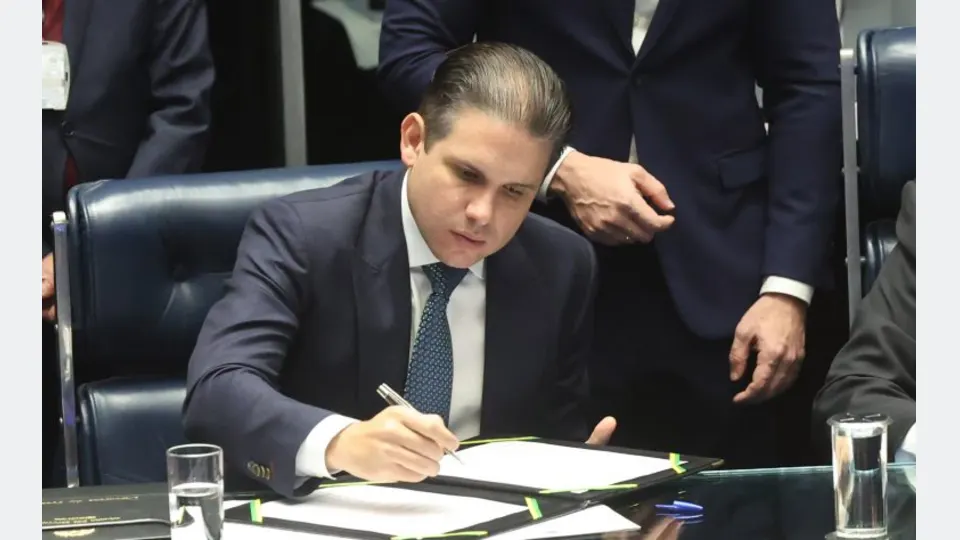 Imagem relacionada à reportagem Motta determina adoção imediata da nova escala de trabalho na Câmara dos Deputados